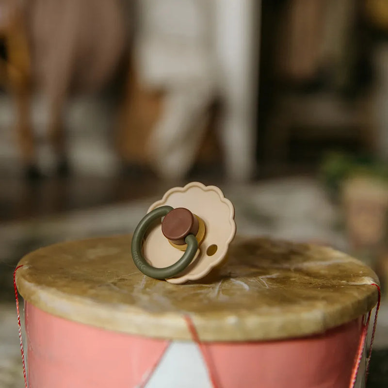 FRIGG Round Pacifier - Daisy Silicone Size 2 - Acorn