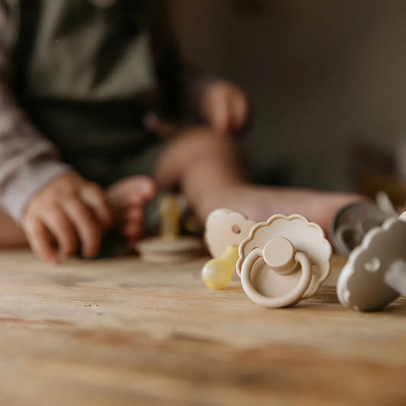 FRIGG Round Pacifier - Daisy Silicone Size 1 - Sandstone