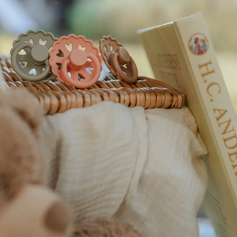 FRIGG Round Pacifier - Fairytale X H.C. Andersen Latex Size 2 - The Princess and the Pea