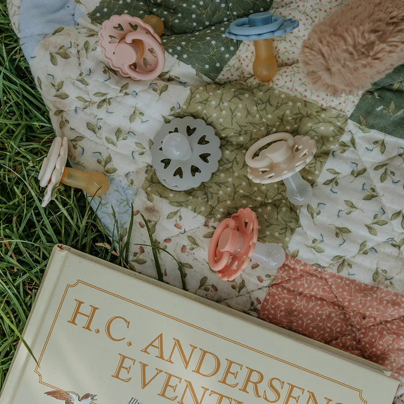 FRIGG Round Pacifier - Fairytale X H.C. Andersen Latex Size 2 - The Princess and the Pea