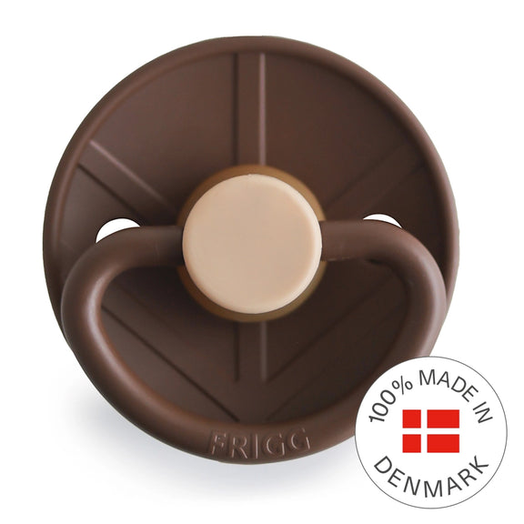 FRIGG Little Viking Ciuccio in Lattice | Pacco con 2 Ciucci | Gomma Naturale | Prodotto in Danimarca | Senza BPA | Tettarella simmetrica a ciliegia | (Cocoa/Cream, Taglia 1 (0-6 Mesi FRIGG Little Viking Ciuccio in Lattice | Pacco con 2 Ciucci | Gomma Naturale | Prodotto in Danimarca | Senza BPA | Tettarella simmetrica a ciliegia | (Cocoa/Cream, Taglia 1 (0-6 Mesi