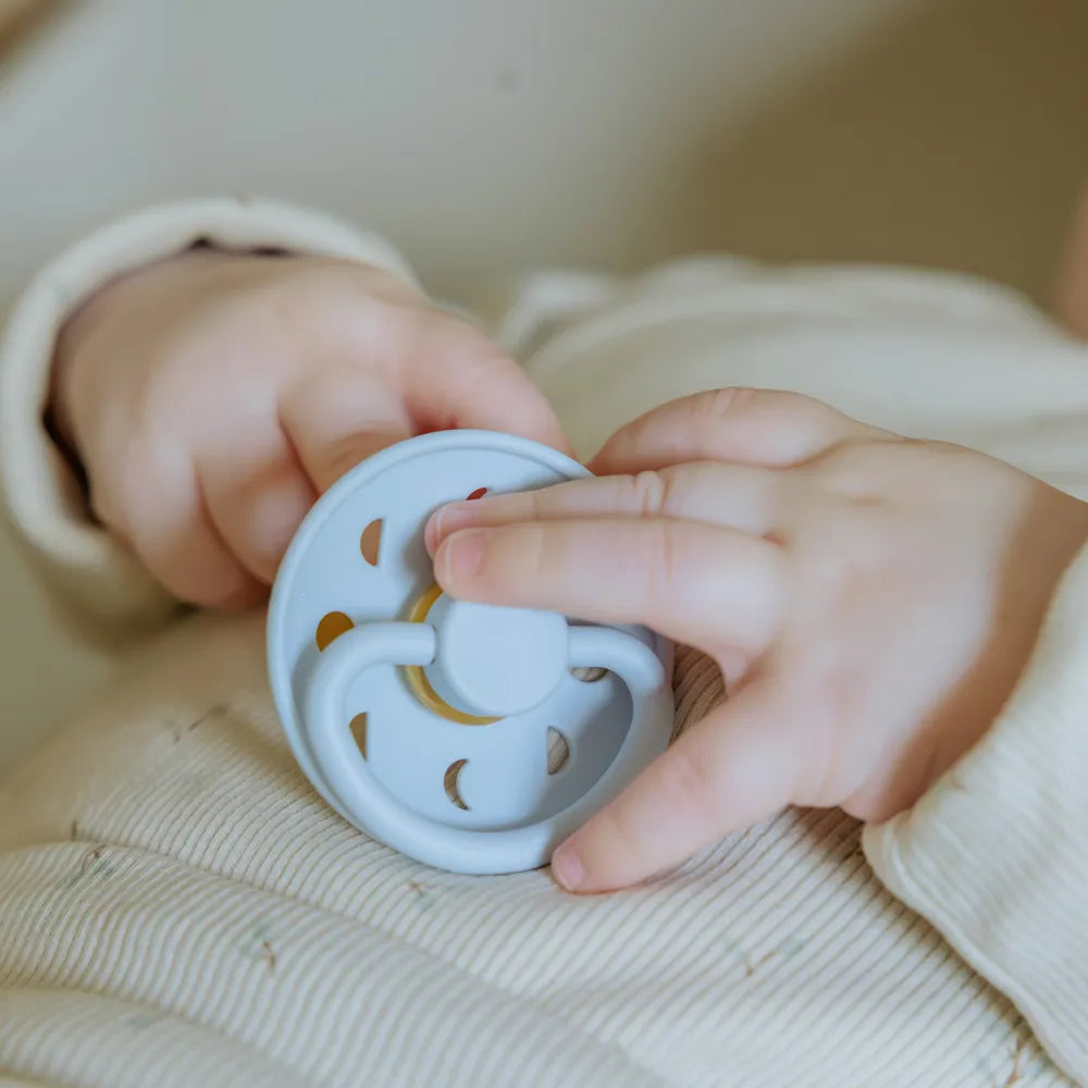 Round Pacifer FRIGG Round Pacifier - Moon Phase Latex Size 2 - Powder Blue