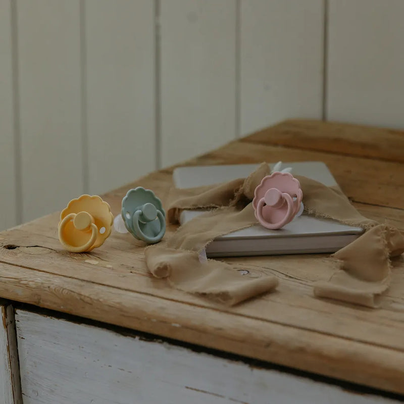 FRIGG Round Pacifier - Daisy Silicone Size 1 - Blush