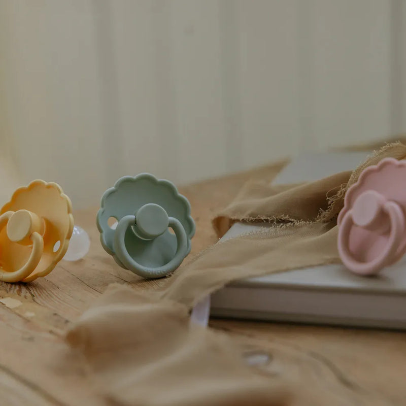 FRIGG Pacifier - Daisy Silicone 2-Pack Size 2 - Lily Pad/Cream