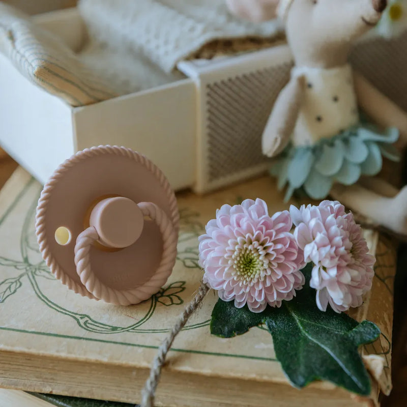 FRIGG Round Pacifier - Rope Silicone Size 1 - Blush