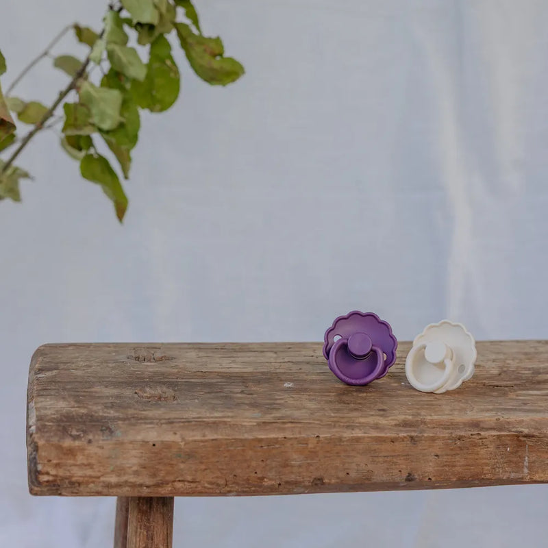 FRIGG Round Pacifier - Daisy Latex Size 1 - Violet Dream