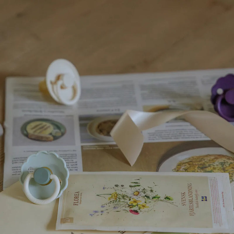 FRIGG Round Pacifier - Daisy Latex Size 1 - Bright White