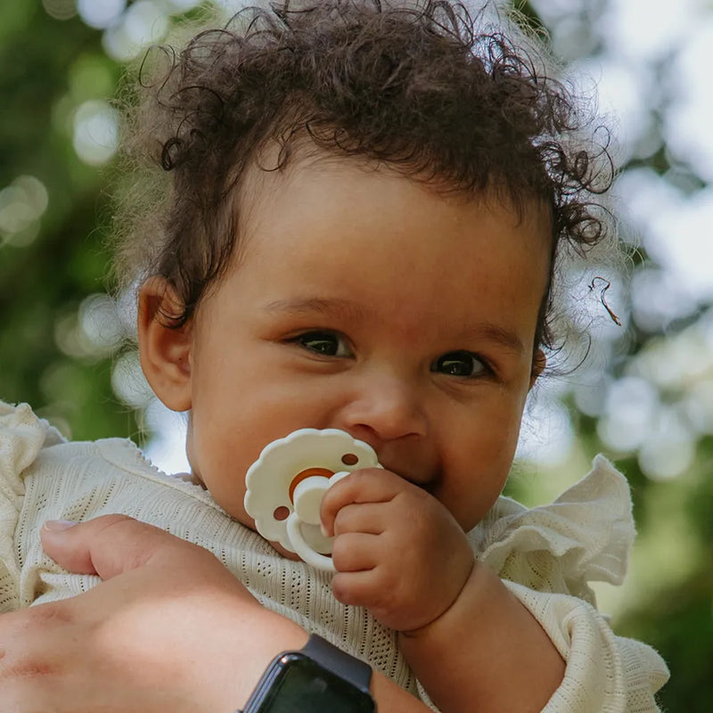 FRIGG Round Pacifier - Daisy Latex Size 1 - Bright White