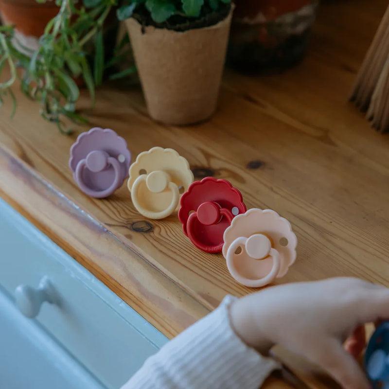 FRIGG Round Pacifier - Daisy Silicone Size 1 - Pale Daffodil