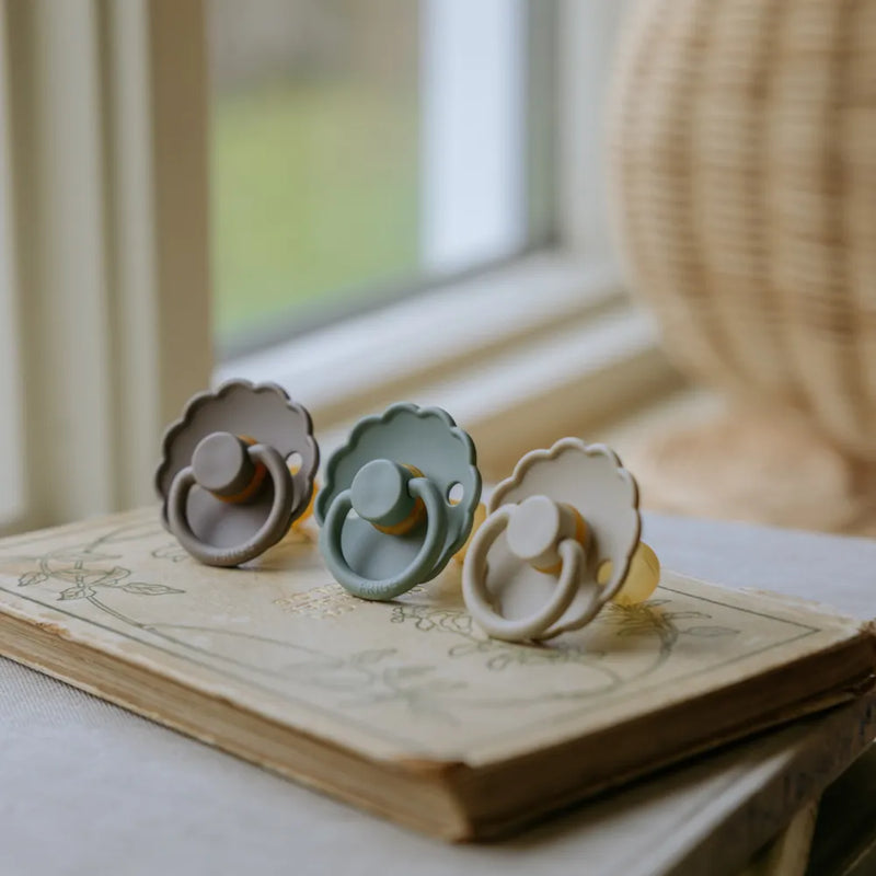 FRIGG Round Pacifier - Daisy Latex Size 1 - Croissant