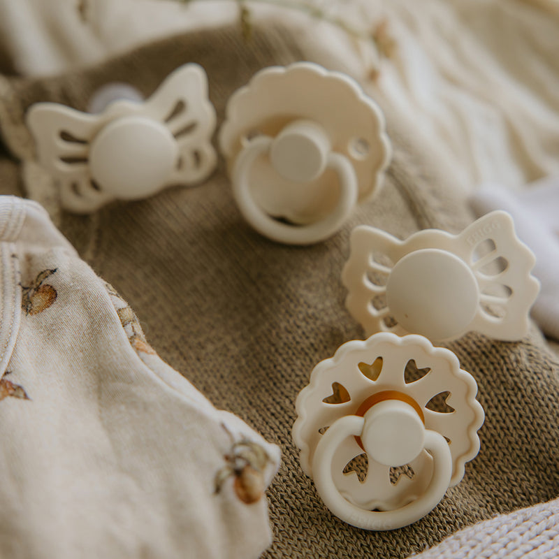 FRIGG Baby's First Pacifier - 4-Pack Floral Heart - Cream