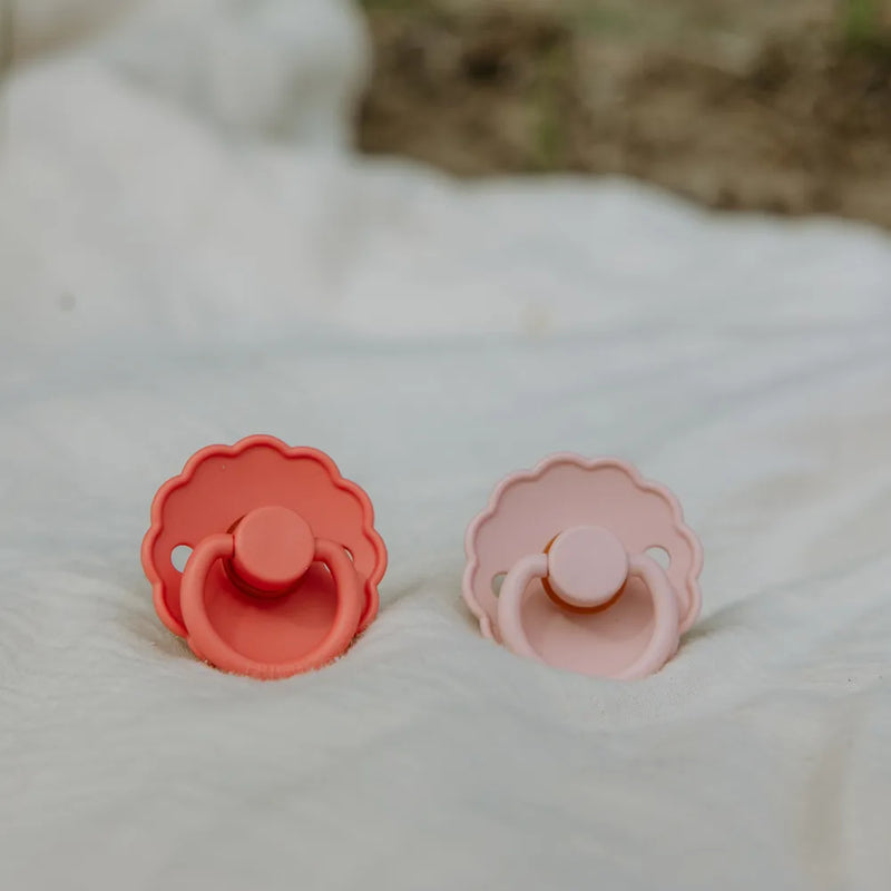 FRIGG Round Pacifier - Daisy Latex Size 1 - Baby Pink