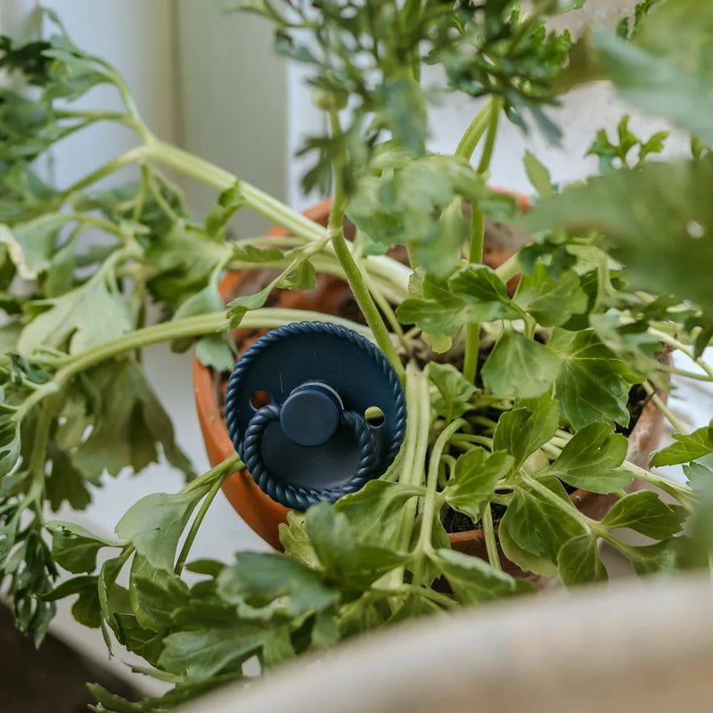 FRIGG Round Pacifier - Rope Latex Size 1 - Dark Navy