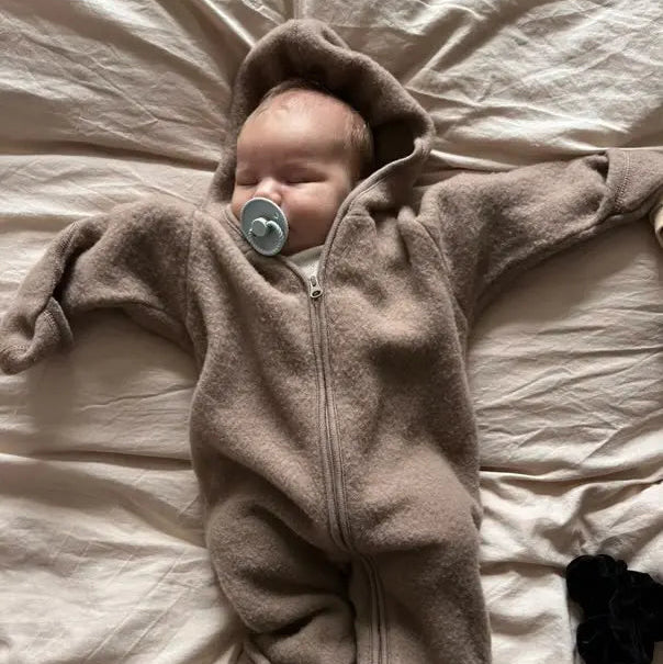 baby-sleeping-after-colic-frigg-pacifier-connection.webp