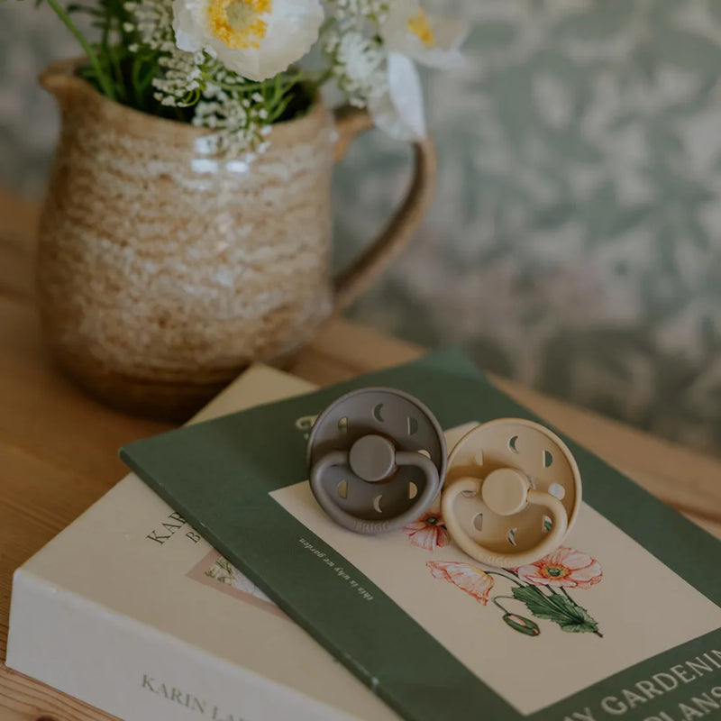 FRIGG Round Pacifier - Moon Phase Latex Size 1 - Croissant